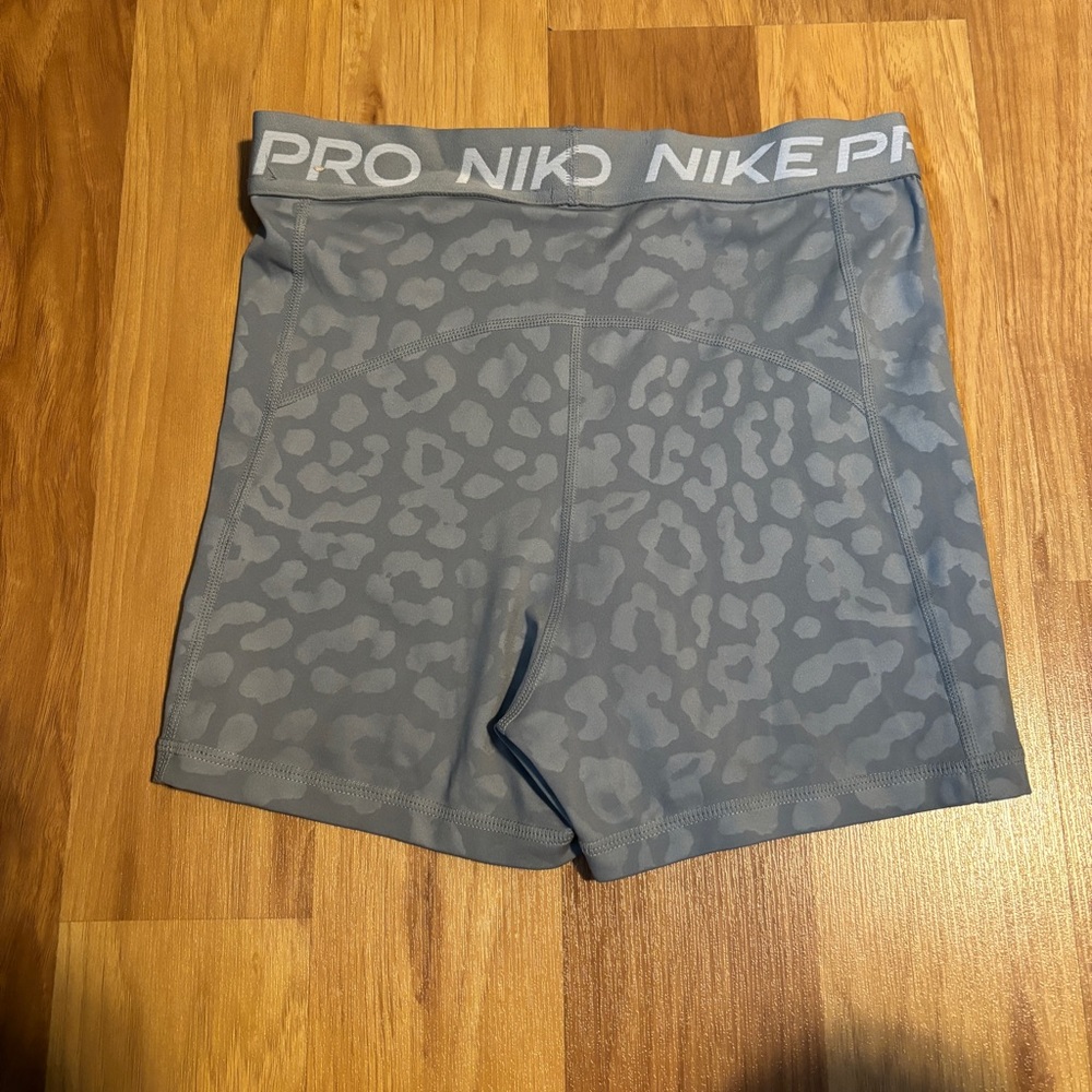 Nike Pro Dri-Fit High Waisted Women’s Small Grey Leopard Spandex